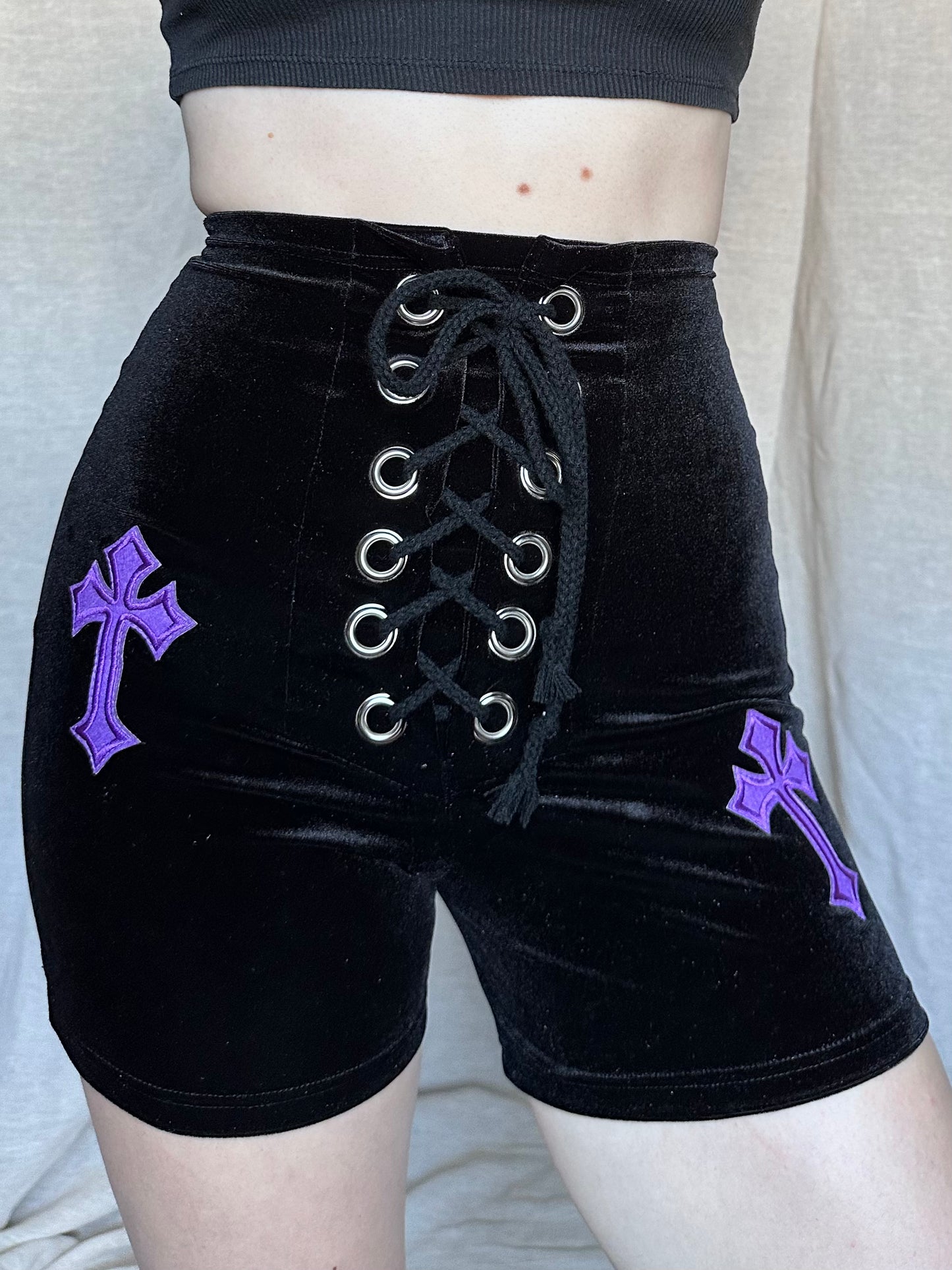 Buffy Shorts in Black / Purple